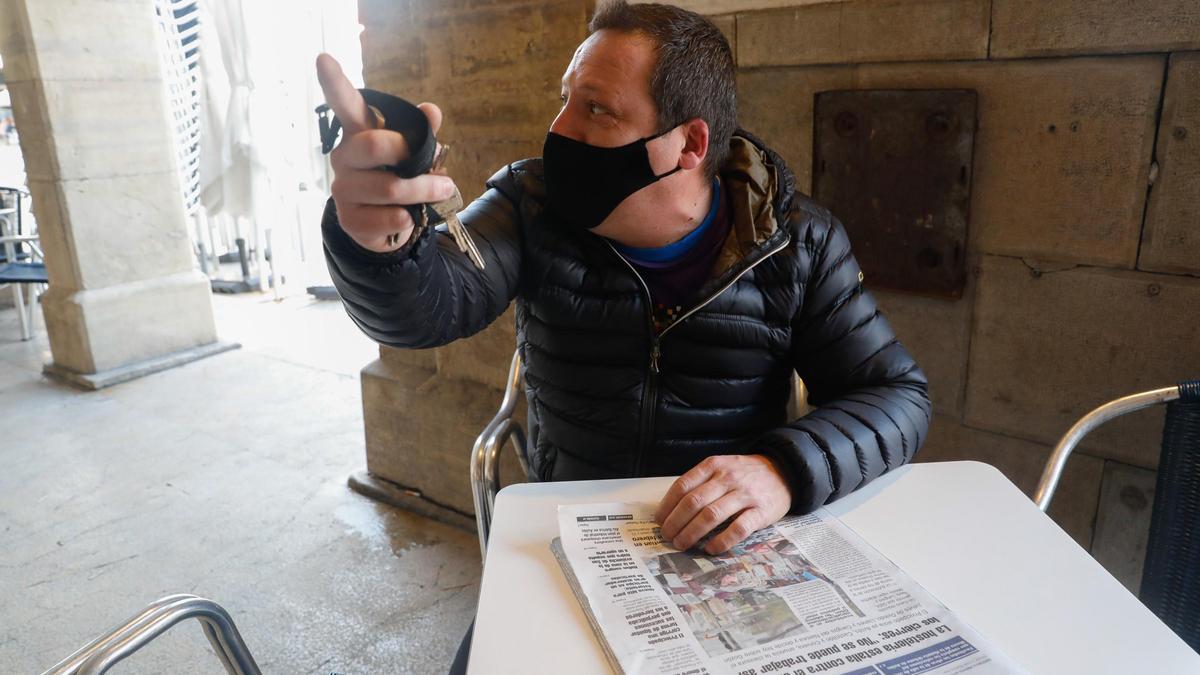 Roberto Antomil, con LA NUEVA ESPAÑA, en una terraza de Avilés.