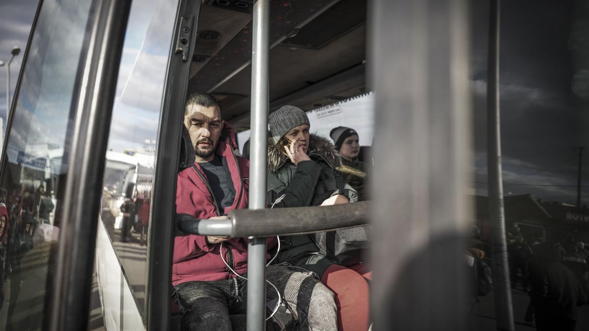 Refugiados de Ucrania llegan a Medyka, en Polonia
