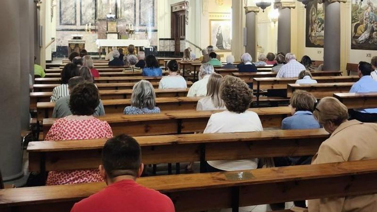 Fieles en la capilla, en la misa de la una de la tarde de este martes