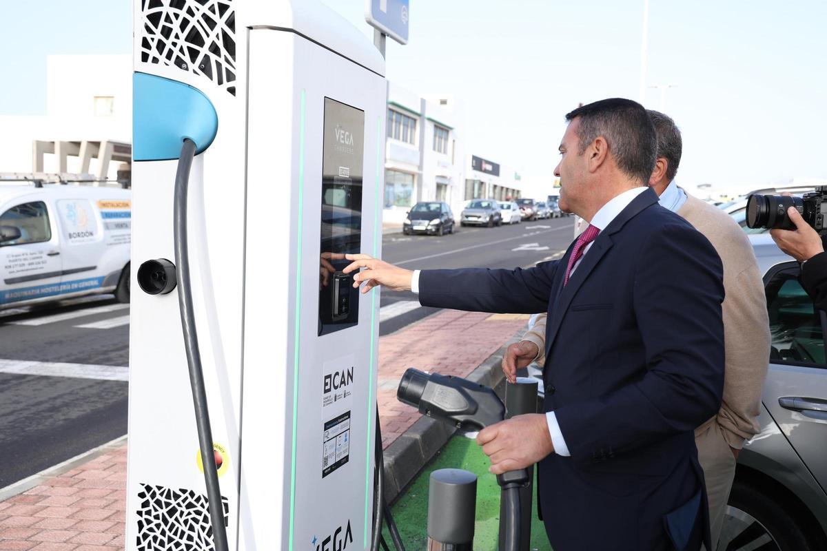Oswaldo Betancort (i) y Miguel Ángel Jiménez junto a un punto de recarga de coches eléctricos en Tías.