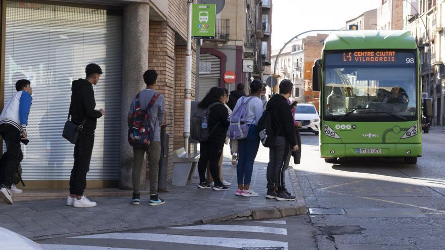 Els problemes dels alumnes amb el bus urbà per arribar a la subseu del Catà continuen