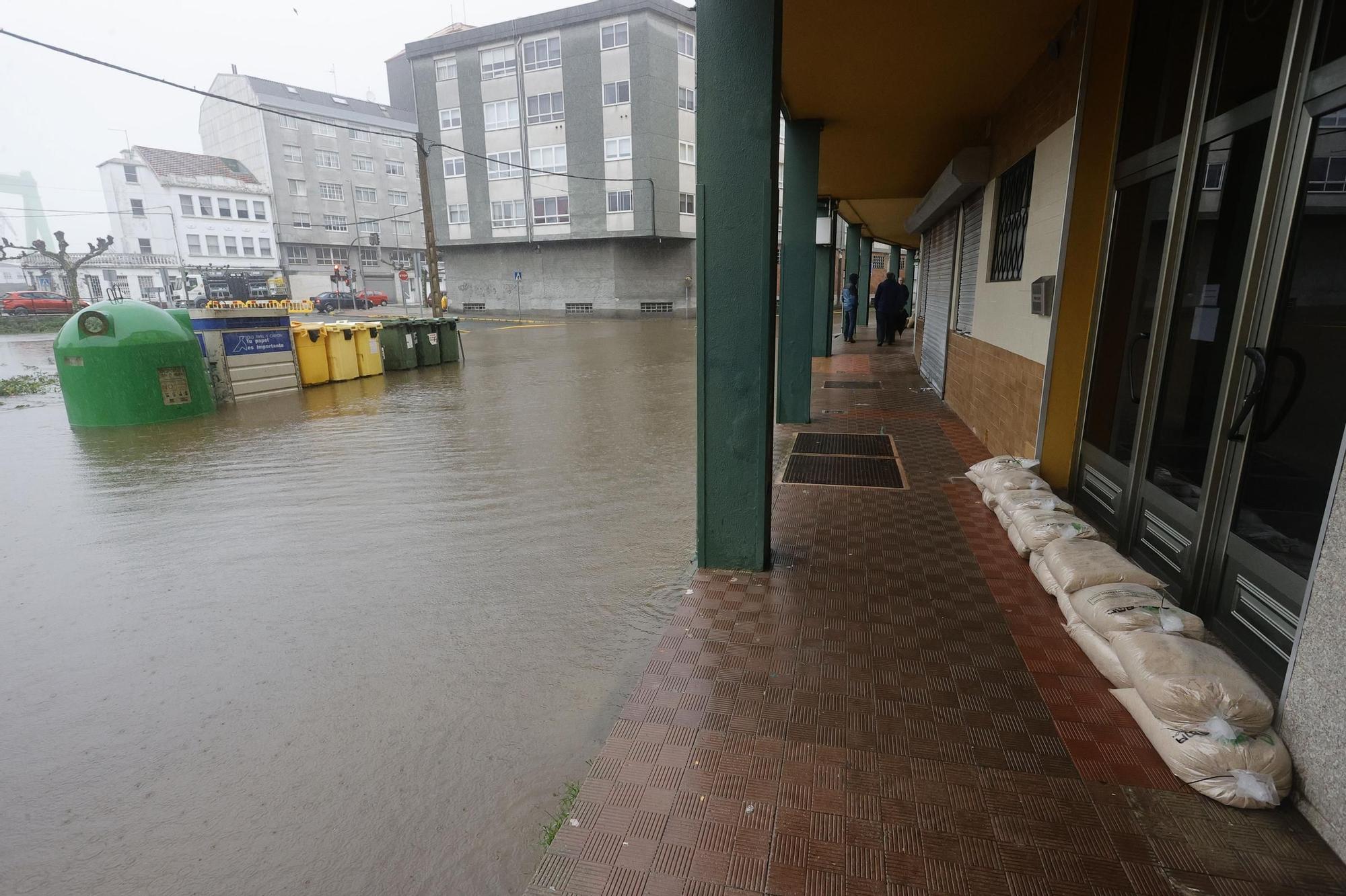 El río Cádavo se desborda y causa inundaciones en Fene