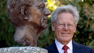 Hans Küng, junto a un busto suyo en la ciudad alemana de Tubinga, en 2005.