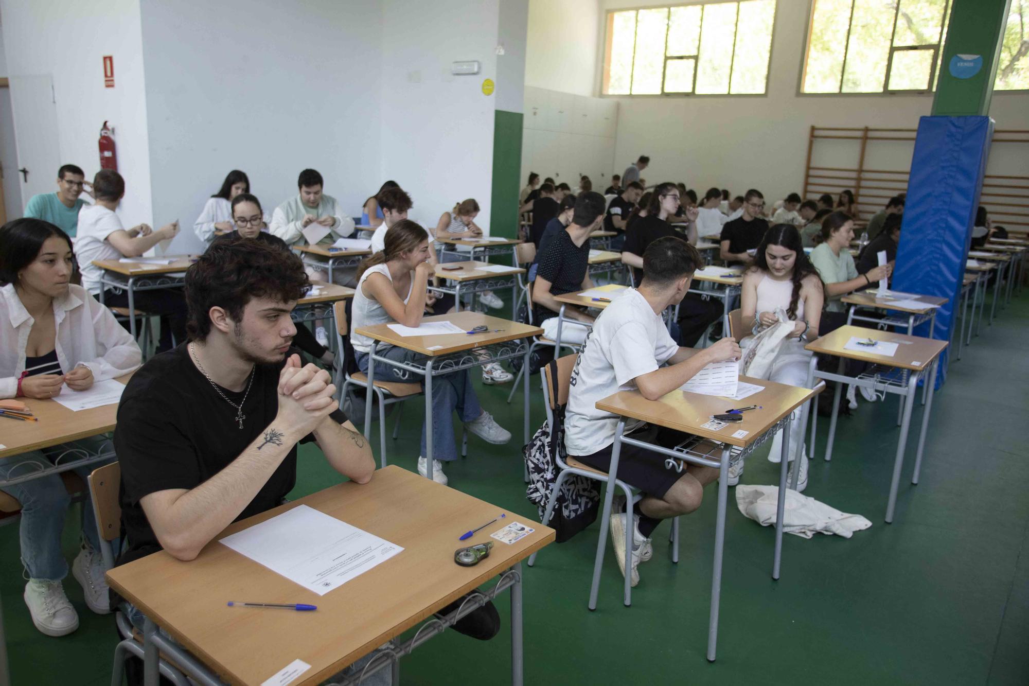 Alumnos de los institutos de la Costera y la Canal se enfrentan a los primeros exámenes de las PAU en Xàtiva