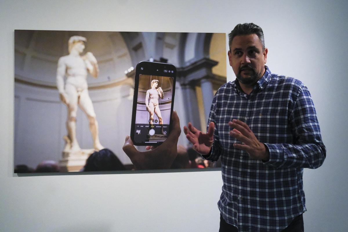 David Cabrera, con la imagen que abre el catálogo de la exposición.