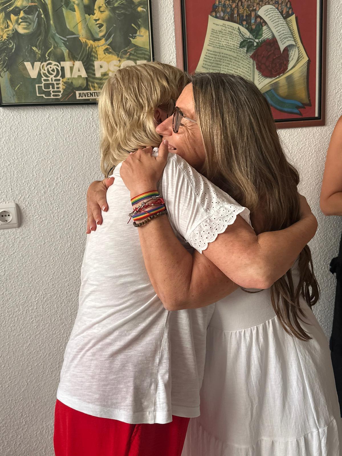 Abrazo de Moreno y París tras ganar la candidatura conjunta a la ejecutiva el pasado junio