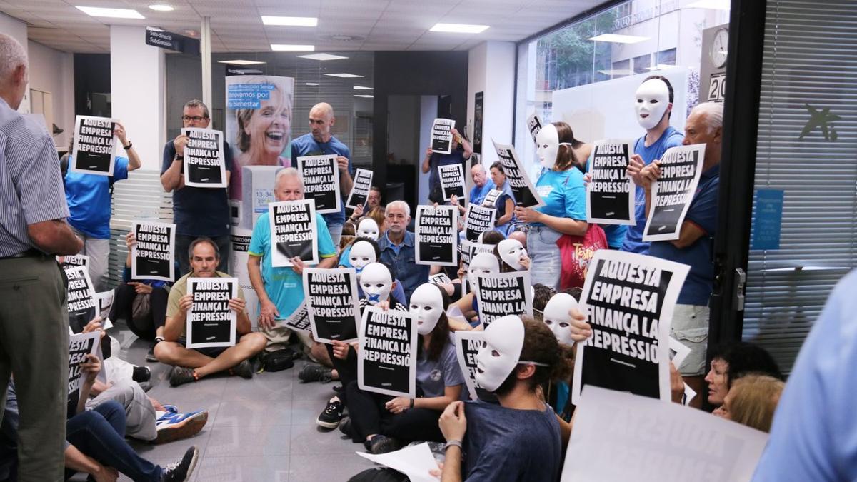 Activistas del 'Tsunami Democràtic', en el interior de la oficina de CaixaBank del Torrent de l'Olla, este miércoles.