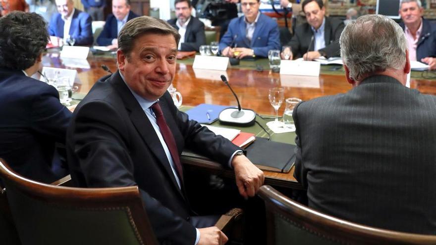 El ministro Luis Planas, ayer, antes de comenzar la reunión con las organizaciones agrarias.