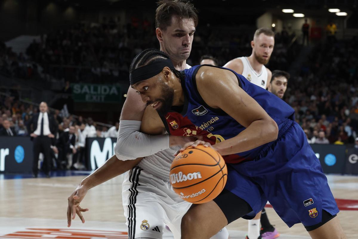 Jabari Parker, defendido por el madridista Hezonja.