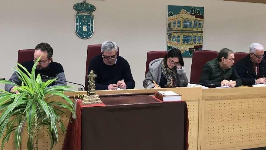 El secretario, a la izquierda, y alcalde, la interventora y dos ediles de Gobierno, ayer, en el pleno de Carral.