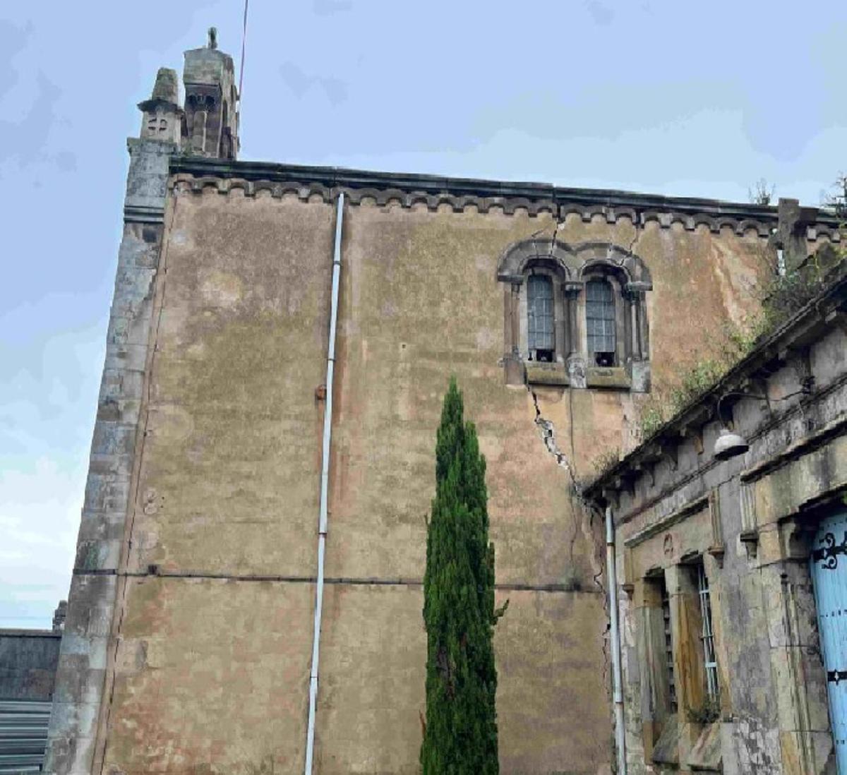 Una vista de las grietas en uno de los laterales de la capilla del cementerio de Ceares.