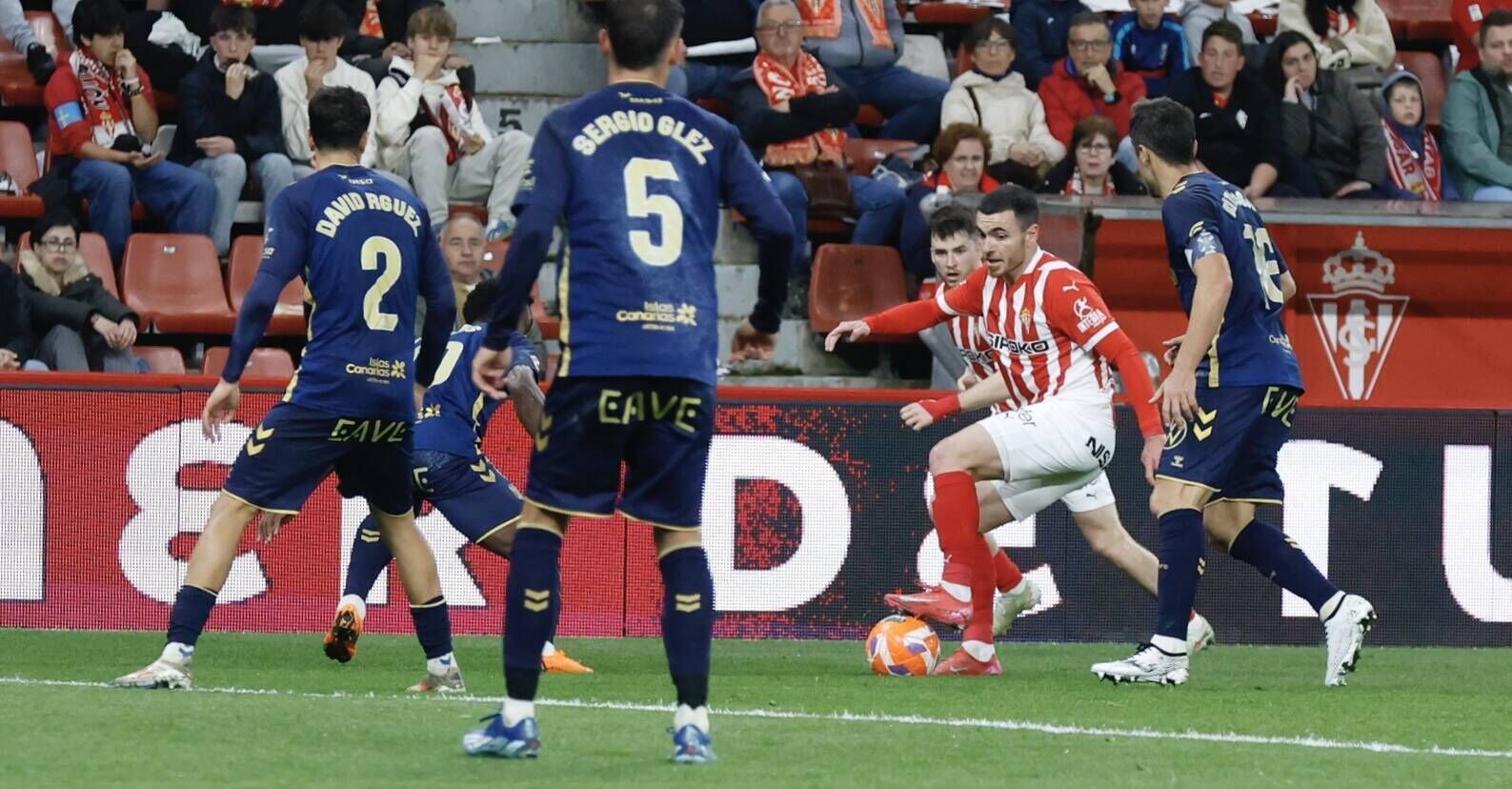 EN IMÁGENES: El Sporting - Tenerife disputado en El Molinón