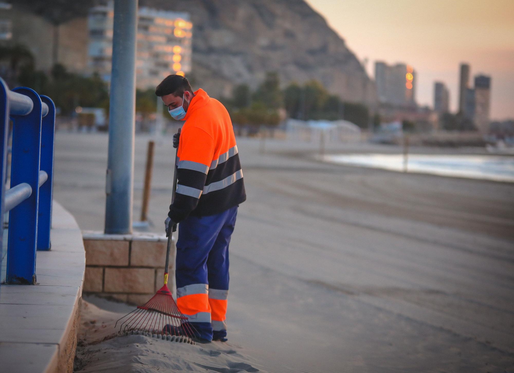 Limpieza especial de calles y playas en Alicante en Semana Santa