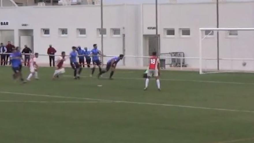 Así fue el inverosímil gol del Benigànim con los pantalones por las rodillas ¿es legal? (vídeo)