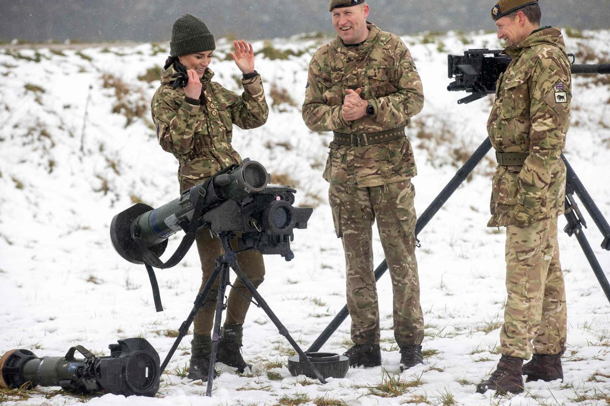 La Princesa de Gales, Catalina practica simulacros de soldados heridos durante su visita al 1er Batallón de Guardias Irlandeses en un ejercicio de entrenamiento cerca de Salisbury, sur de Inglaterra, el 8 de marzo de 2023