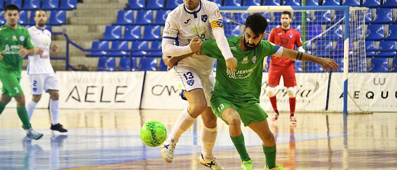 Rafa Ara, capitán de inicio en el choque, intenta arrebatar el balón a un rival. | RAÜL AMAT