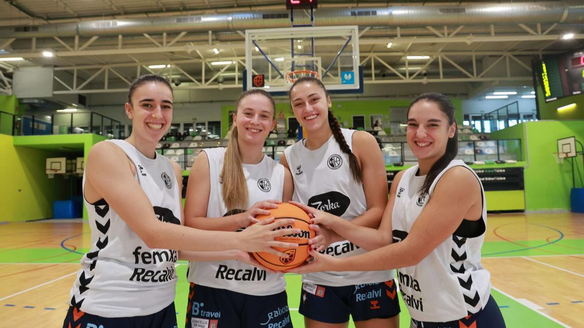 Uxía Rodríguez, Sara Vidal,Naiara Martínezy Paula Salinas,ayer, en Navia.