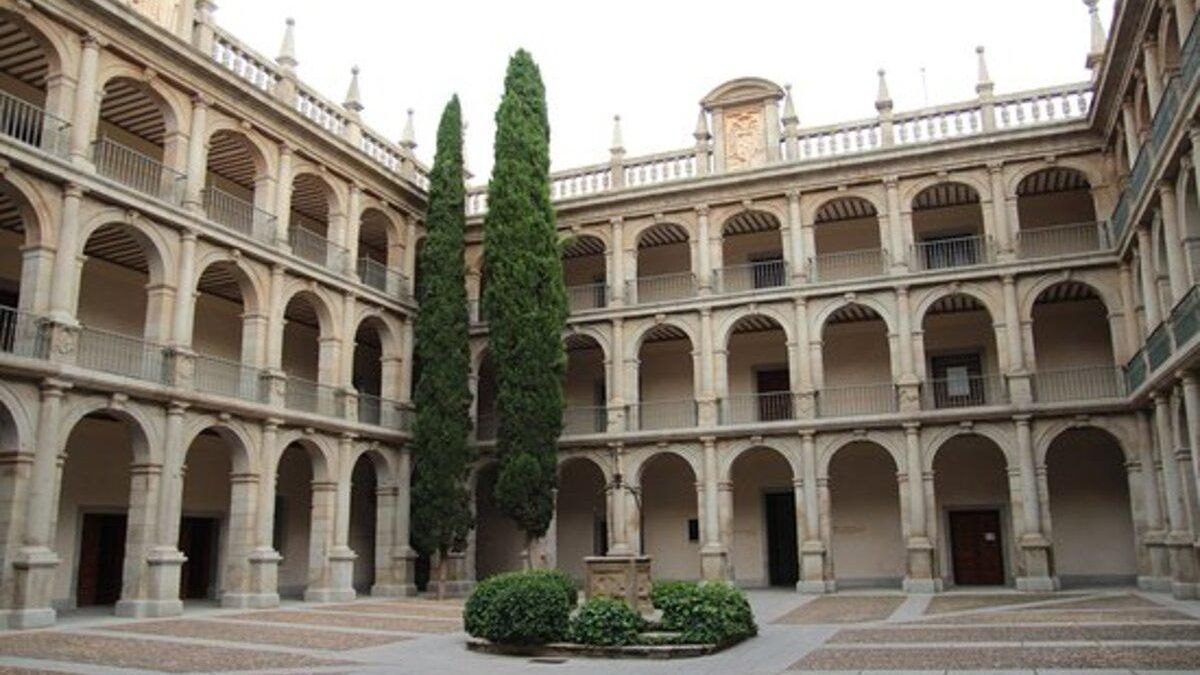 Claustro de la UAH.