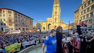 Miles de personas llenan la plaza de la Catedral de Oviedo en repulsa a la agresión a Rubén Rosón y Jorge Fernández: "El fascismo no es bienvenido en nuestra tierra, Asturias es una región de acogida"