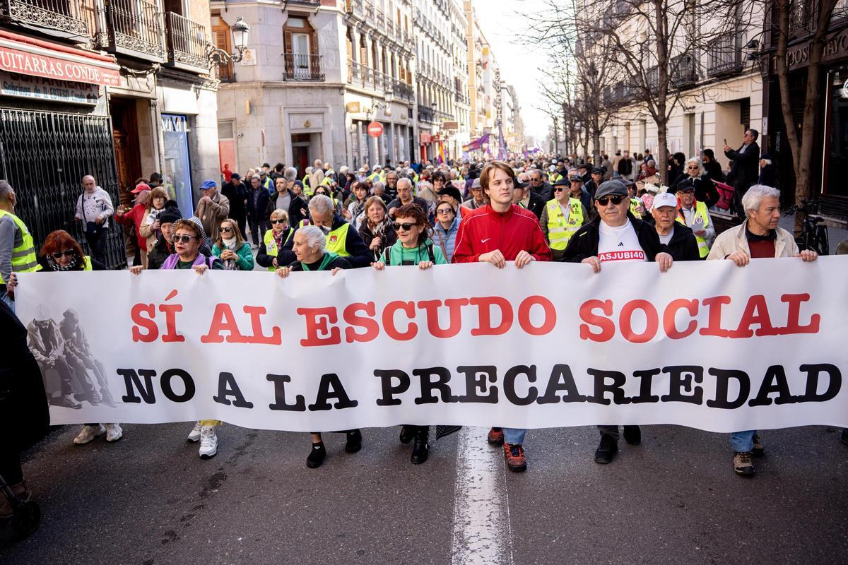Manifestantes portaban una pancarta durante la manifestación «Sí al escudo social. No a la precariedad» organizada por FRAVM en Madrid el pasado 22 de febrero de 2026, en defensa de las medidas del llamado escudo social. Hoy, 26 de febrero de 2026, el Congreso de los Diputados ha rechazado la convalidación del decreto que prorrogaba esas medidas sociales.