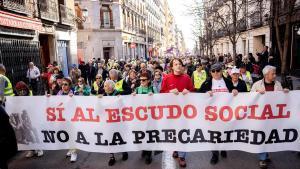 Manifestantes portan una pancarta durante la manifestación «Sí al escudo social. No a la precariedad» organizada por FRAVM en Madrid el pasado 22 de febrero de 2026, en defensa de las medidas del llamado escudo social. Hoy, 26 de febrero de 2026, el Congreso de los Diputados rechazó la convalidación del decreto que prorrogaba esas medidas sociales.
