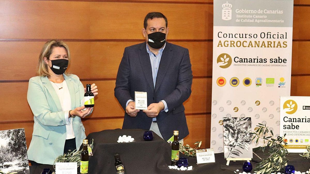 Alicia Vanoostende y Basilio Pérez enseñan el producto ganador, el aceite de oliva virgen extra de Oleoteide.