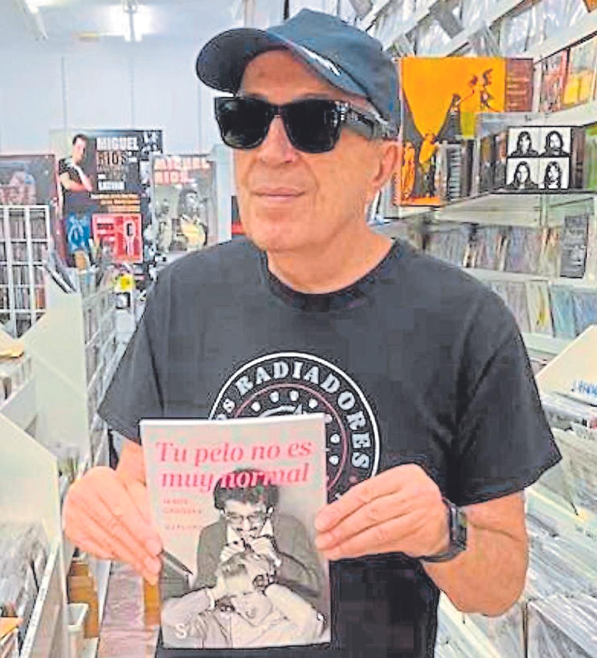 Jesús Ordovás presenta la portada de su último libro 'Tu pelo no es muy normal', en una tienda de discos