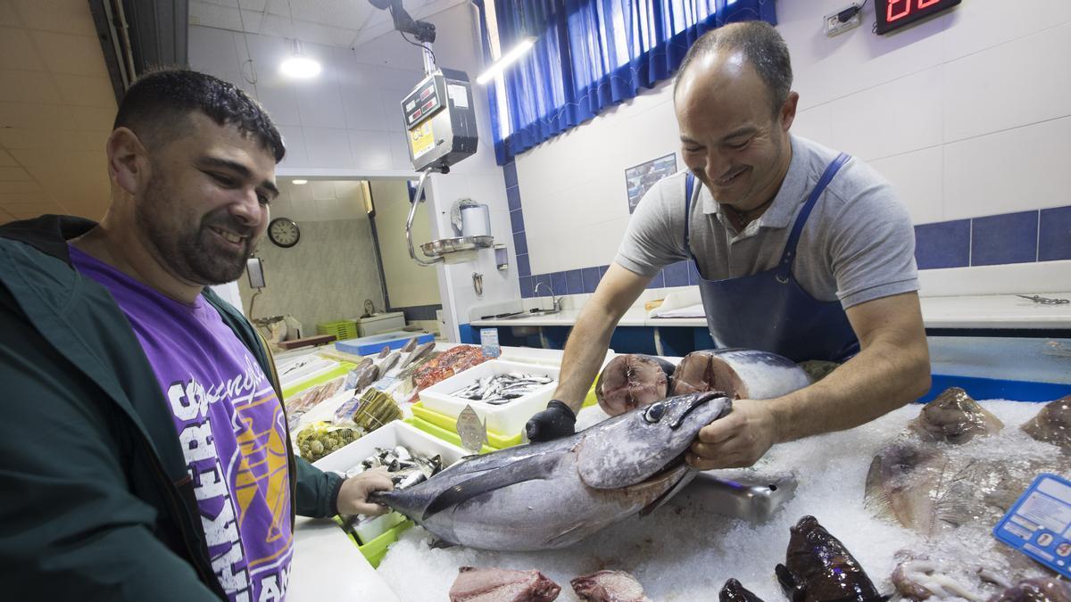 FOGONES KILÓMETRO CERO: Pescados Gabi en la plaza de abastos de Llanes, con Pello Noriega, de Castrugaitero