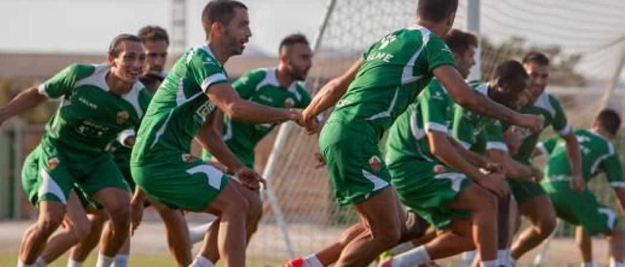 Los jugadores del Elche, durante un entrenamiento en el campo anexo.