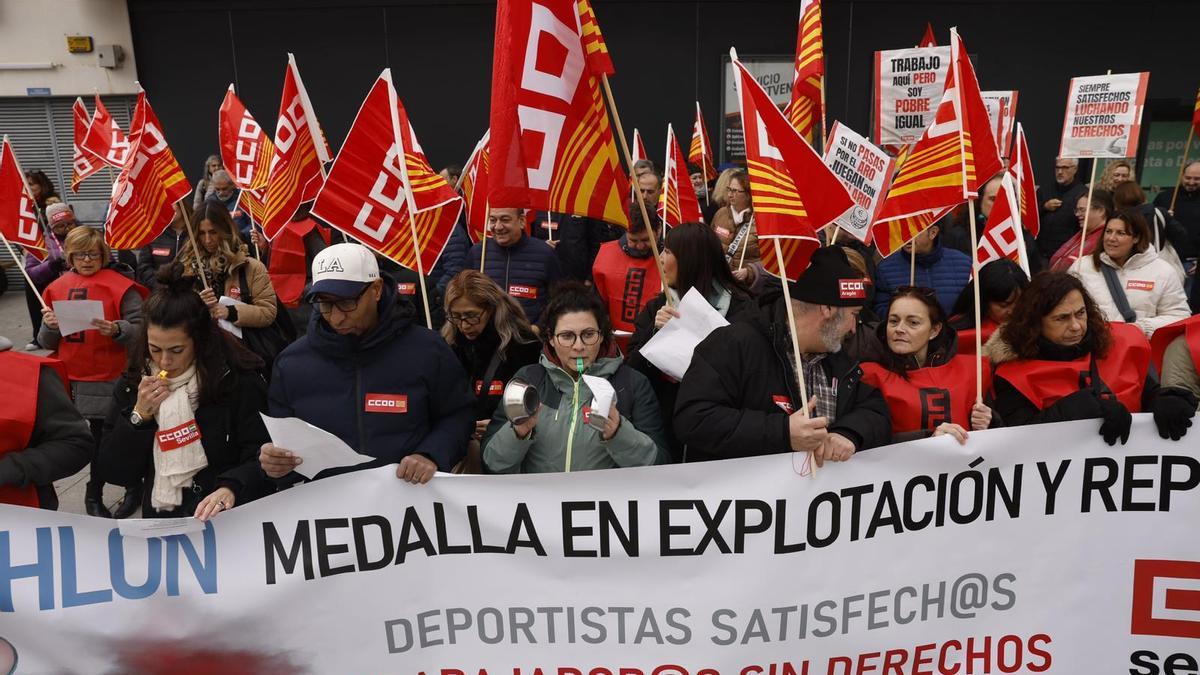 Protesta de los trabajadores a las puertas de Decathlon este jueves en Puerto Venecia, en Zaragoza.