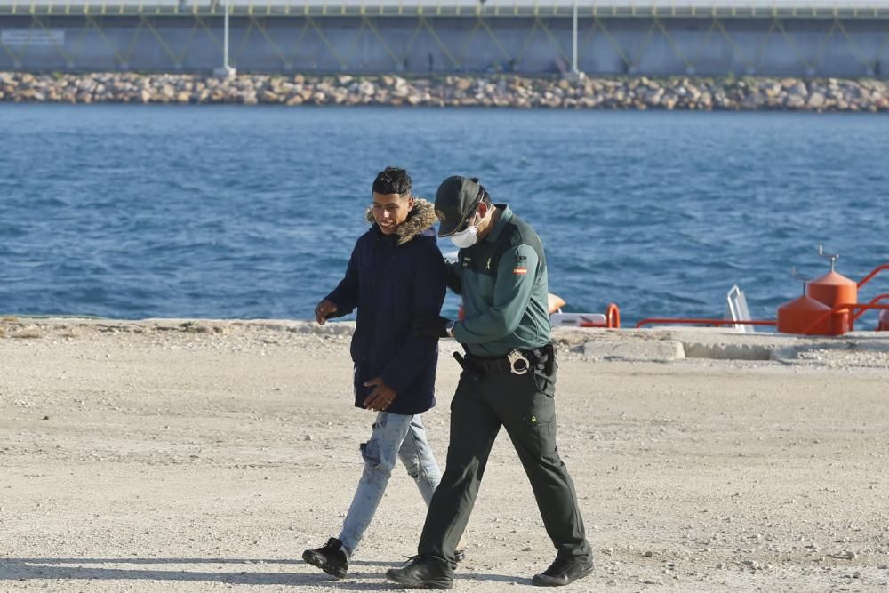 Guardia Civil, Cruz Roja y Salvamento Marítimo han puesto en marcha el protocolo para recepcionar a 24 personas rescatadas en el mar y que ocupaban una patera. 20 hombres y cuatro mujeres