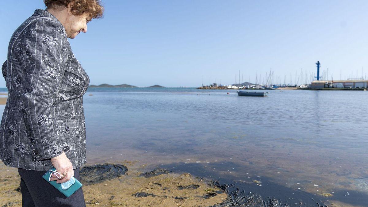 La eurodiputada Zdanoka, ante los fangos del Mar Menor en febrero.