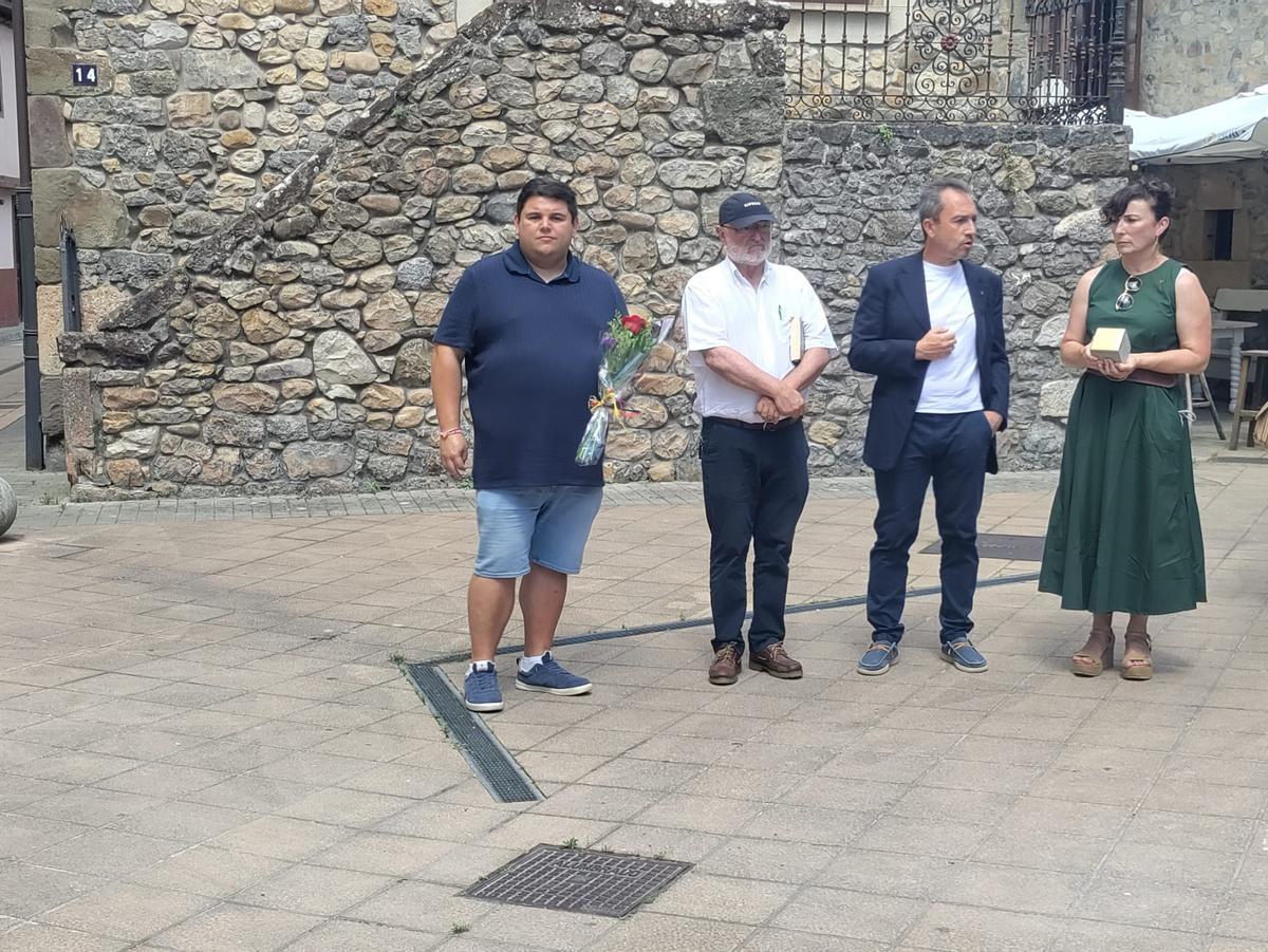 Parres coloca su stolperstein en memoria de Manuel Cueto Pérez