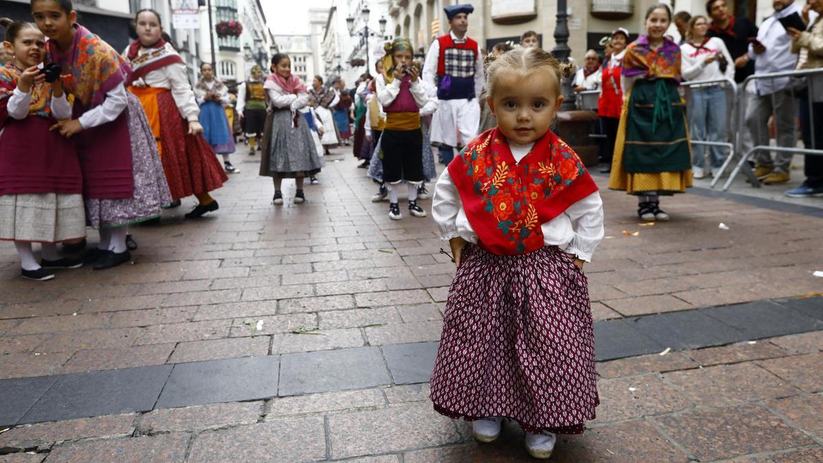 Una niña vestida con su traje tradicional el día de la Ofrenda de Flores