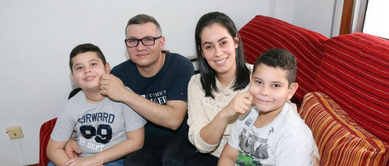 João (derecha), con sus padres, Wellington y Eliane, y su hermano Kauan.   | // MARTA G. BREA