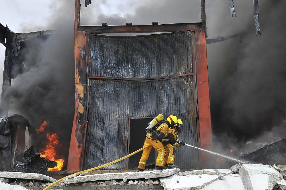 El fuego arrasa una nave con caucho en Crevillent