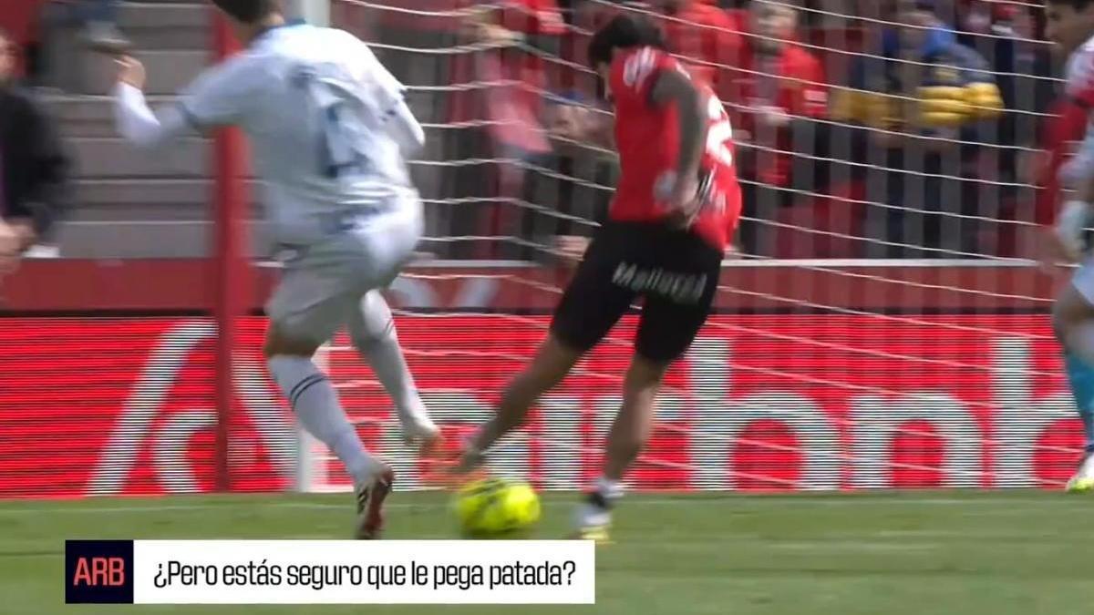 Imágenes ofrecidas por la Liga de la conversación entre el árbitro y la sala VOR en la jugada de Samu Costa.