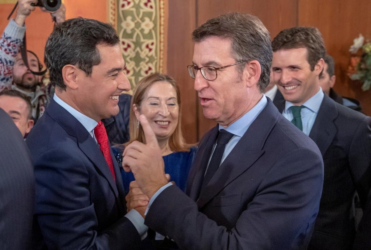 GRAFAND2296. SEVILLA, 18/01/2019.- El nuevo presidente de la Junta de Andalucía, Juanma Moreno, es felicitado por el presidente de Galicia, Alberto Nuñez Feijoo (d), en presencia de la presidenta del Congreso, Ana Pastor (c), y del presidente del PP, Pablo Casado (2d), tras el acto de toma de posesión de su cargo hoy en el Parlamento andaluz. EFE/Julio Muñoz ***POOL***