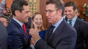 GRAFAND2296. SEVILLA, 18/01/2019.- El nuevo presidente de la Junta de Andalucía, Juanma Moreno, es felicitado por el presidente de Galicia, Alberto Nuñez Feijoo (d), en presencia de la presidenta del Congreso, Ana Pastor (c), y del presidente del PP, Pablo Casado (2d), tras el acto de toma de posesión de su cargo hoy en el Parlamento andaluz. EFE/Julio Muñoz ***POOL***