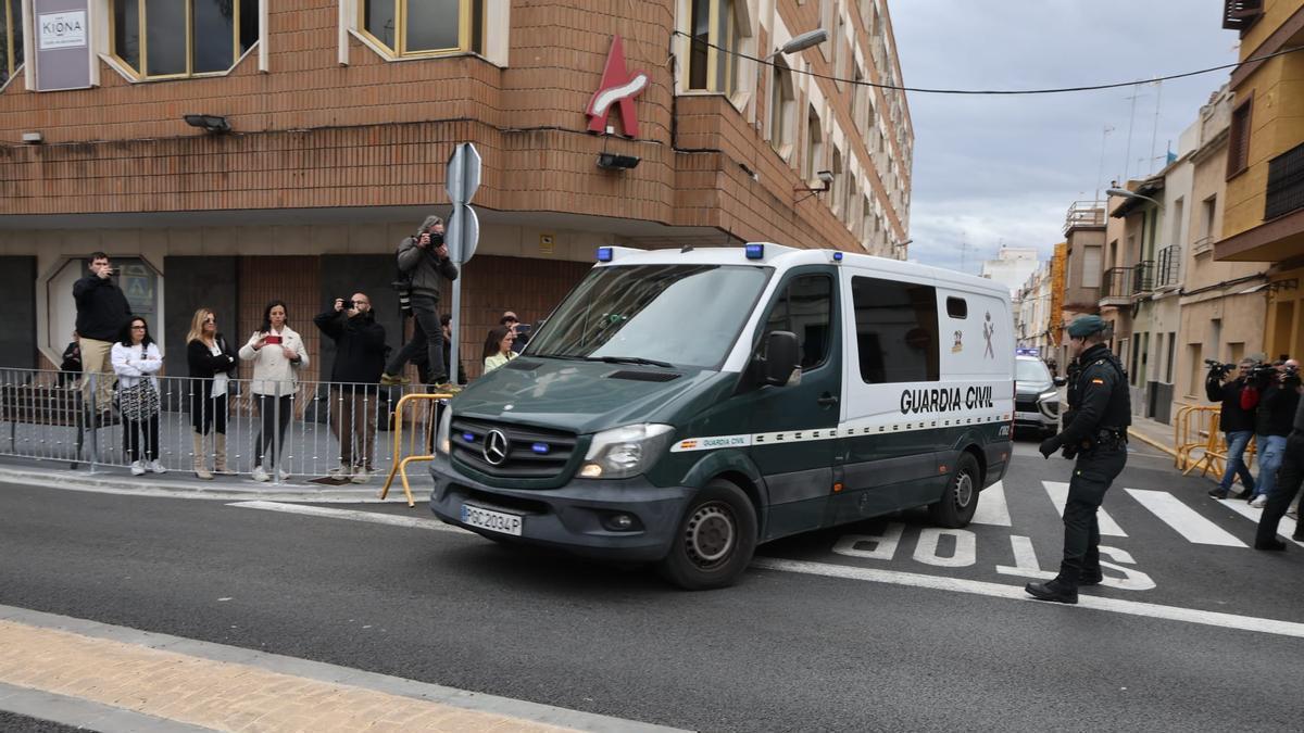 Entrada al juzgado de Sueca del asesino confeso del niño de 13 años