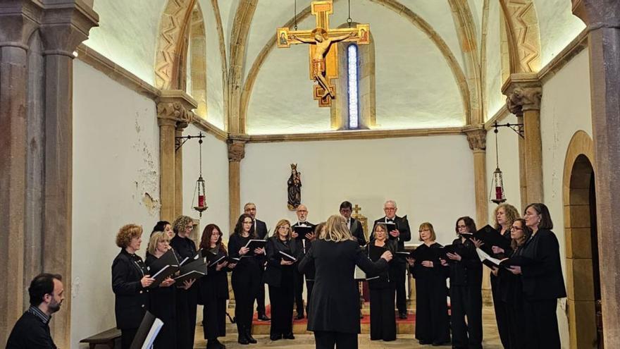 El Coro Clásico Gijón-CISE brilla en su concierto en la iglesia maliayesa de La Oliva