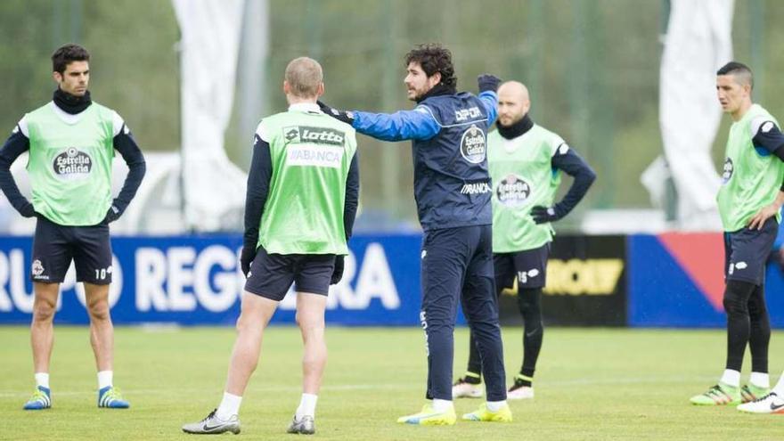 Víctor Sánchez da instrucciones a sus jugadores durante el entrenamiento de ayer en la ciudad deportiva de Abegondo.