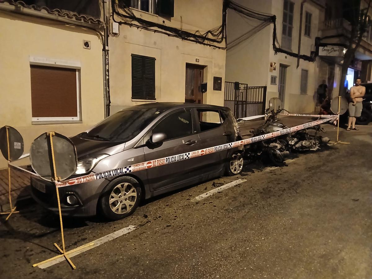 El coche y las motos afectadas por el fuego tras un precinto colocado por la Policía Local de Llucmajor.