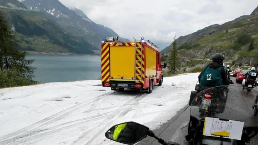 Los operarios tratan de limpiar sin éxito la carretera.