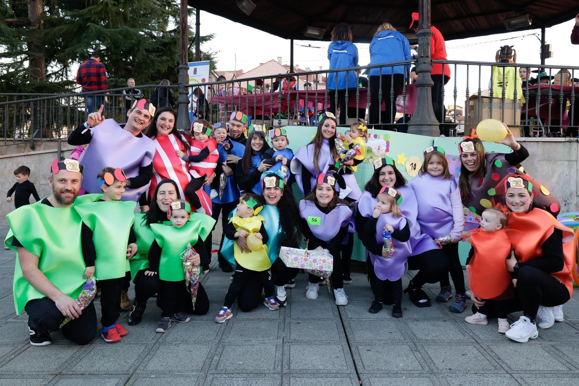 "Queen", los "Angry páxaros" o "Llanera Bros", estrellas carnavaleras en Posada