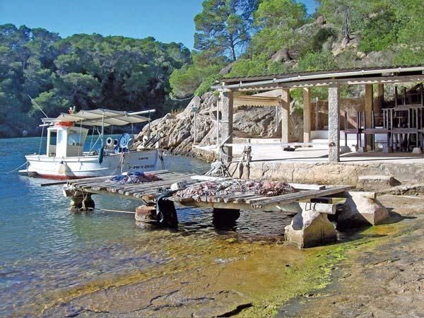 Cala Mastella auf Ibiza.