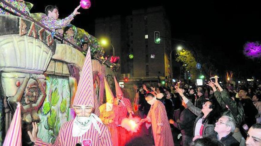 Los hachoneros custodian a las carrozas de sardineros que lanzan juguetes durante el desfile. | JUAN CABALLERO