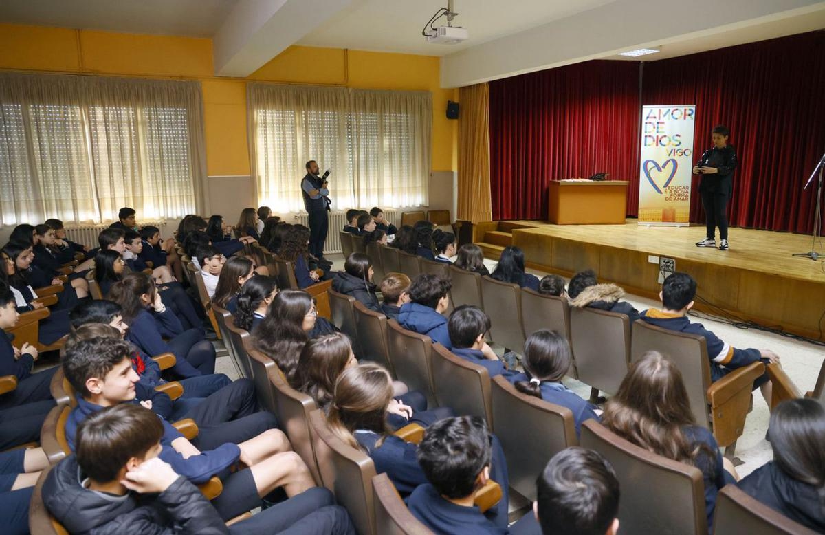 Alumnos de primero y segundo de la ESO, durante la intervención de Olga Cuervo. | // ALBA VILLAR