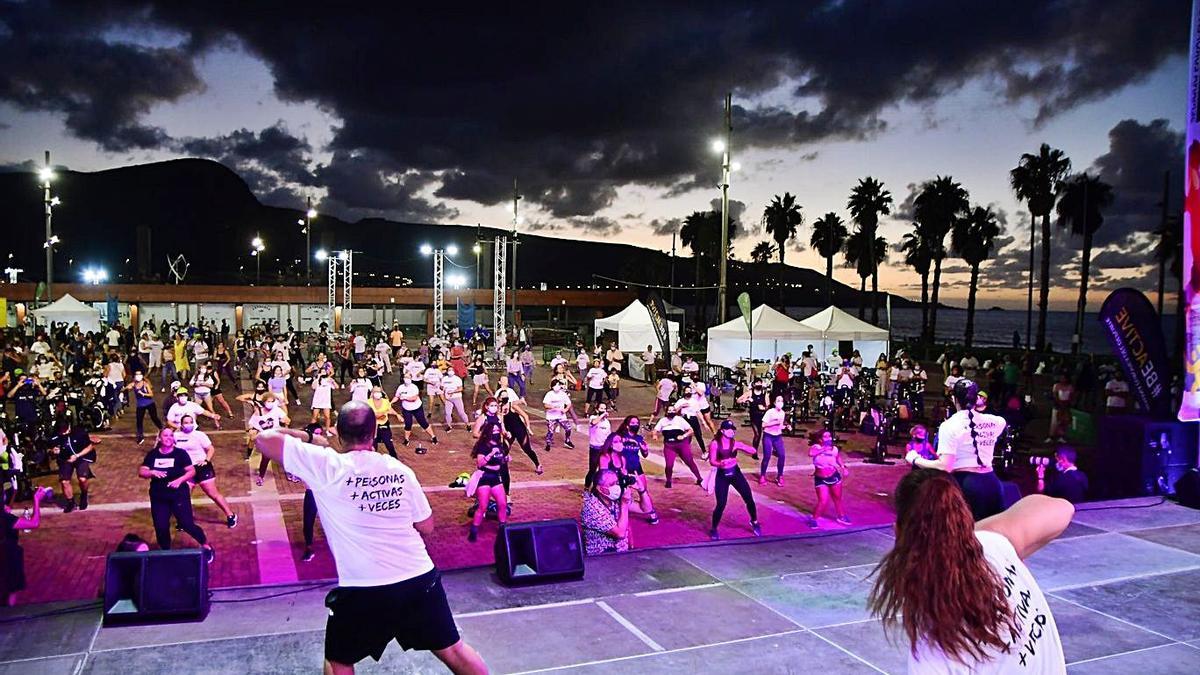 Actividad de zumba en la Plaza de la Música, ayer. | | AYUNTAMIENTO DE LAS PALMAS DE GRAN CANARIA