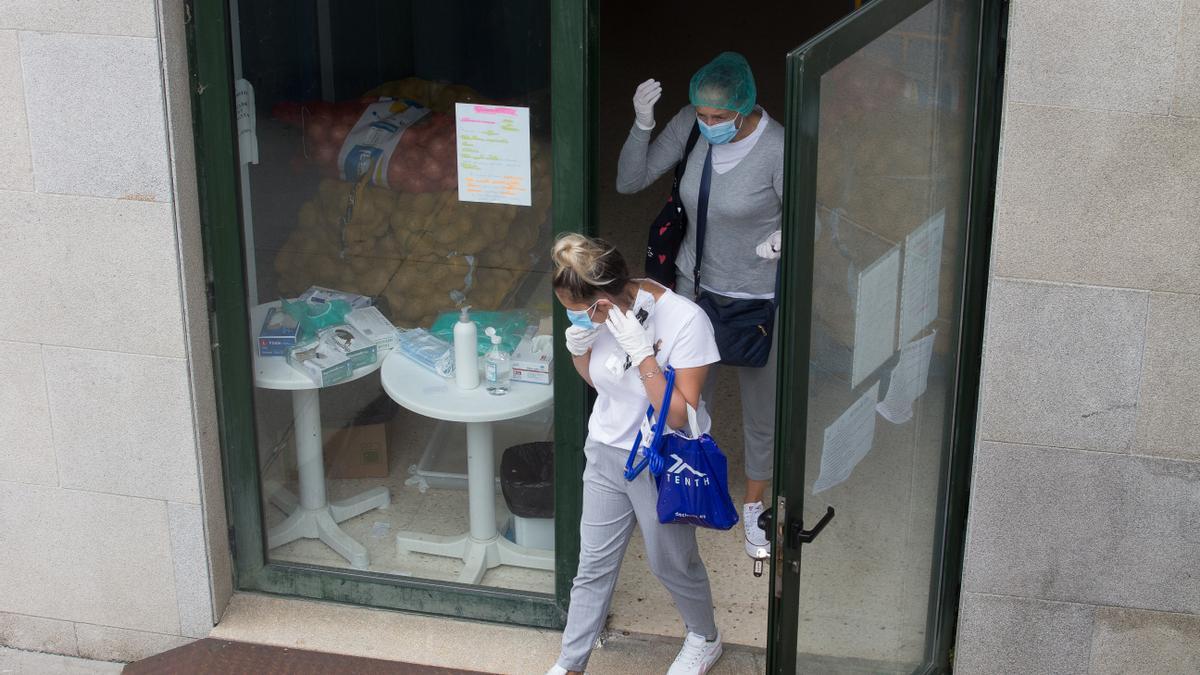 Dos mujeres a la entrada de una residencia.